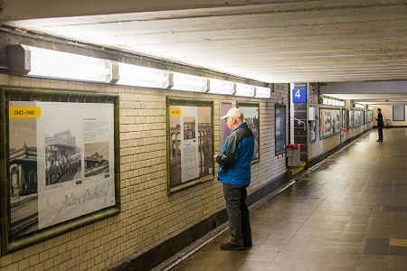 Aktuelle Ausstellung des Stadtarchivs zum Bahnhofsjubiläum 2013 der Unterführung des Friedberger Bahnhofs