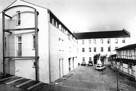 Der Klosterbau im Eröffnungsjahr 1991